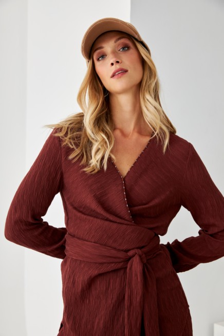 BLUSA CRUZADA CON LAZADA TEJIDO PLISADO