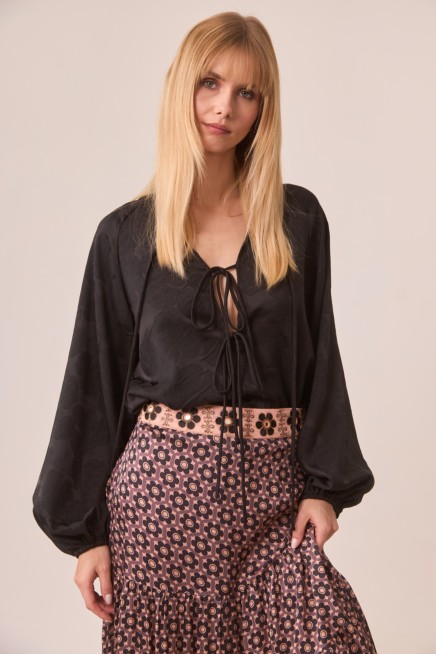 BLUSA ESTILO ORIENTAL SATINADA TEJIDO LISO FLOR