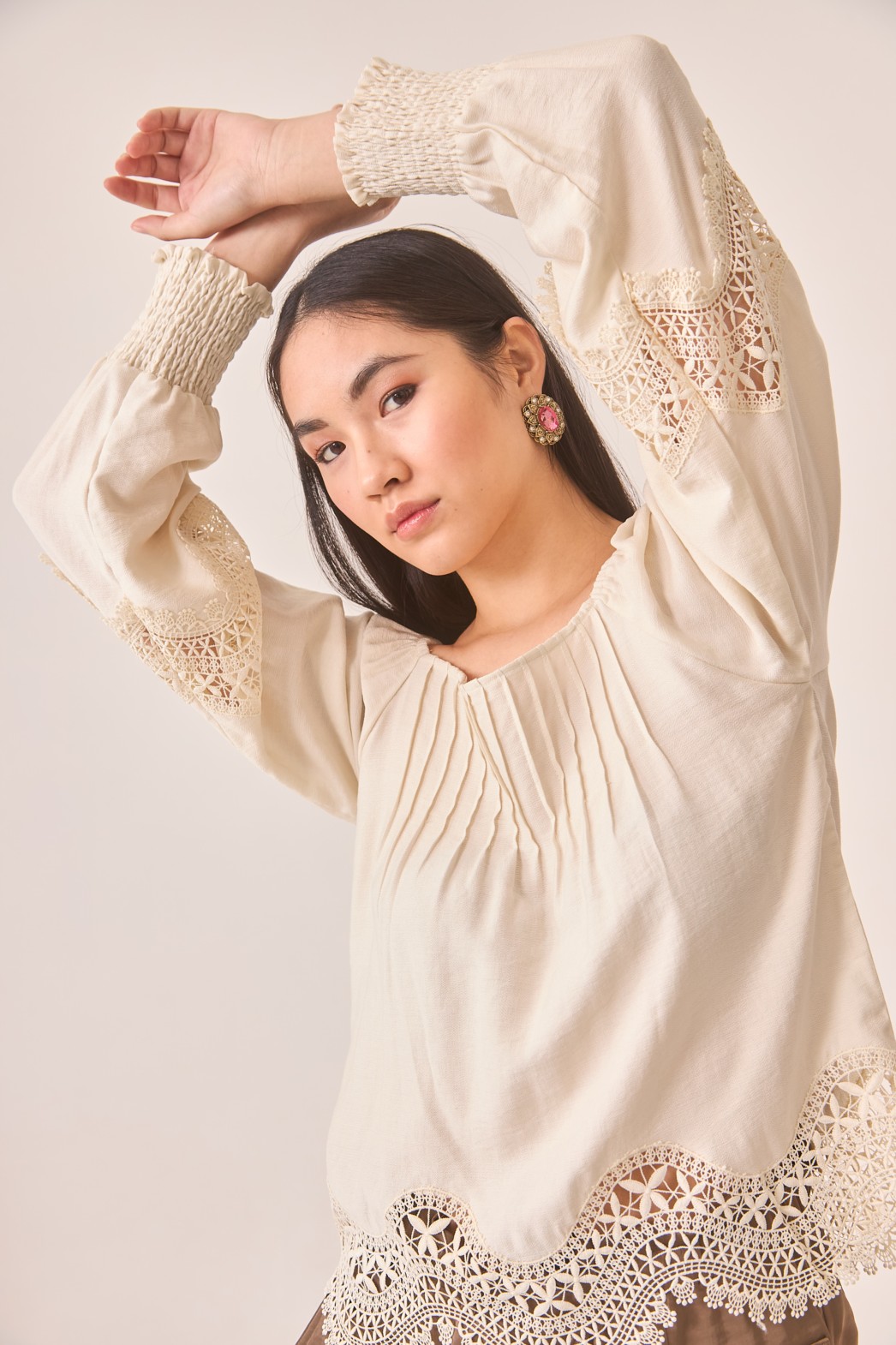 BLUSA DE VISCOSA MANGAS Y BAJOS GUIPUR