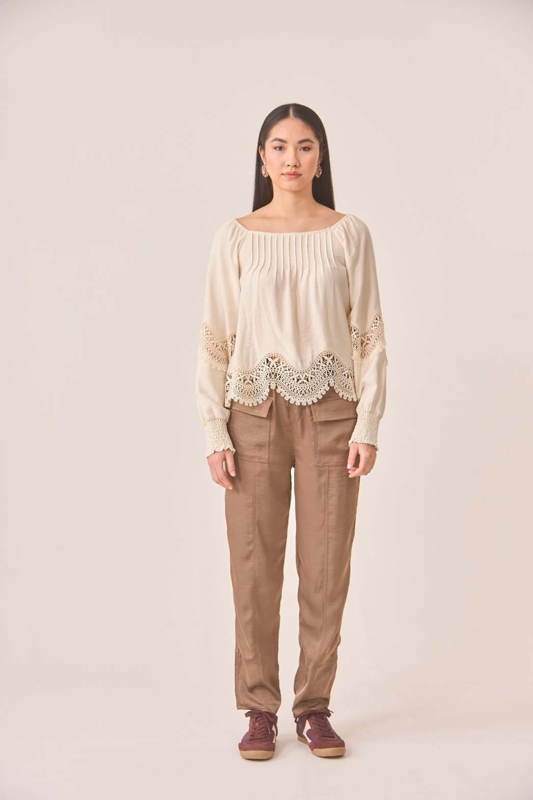 BLUSA DE VISCOSA MANGAS Y BAJOS GUIPUR 1