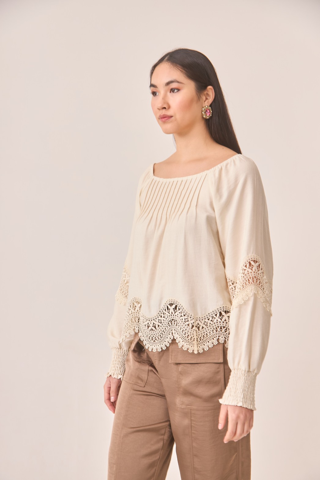 BLUSA DE VISCOSA MANGAS Y BAJOS GUIPUR 2