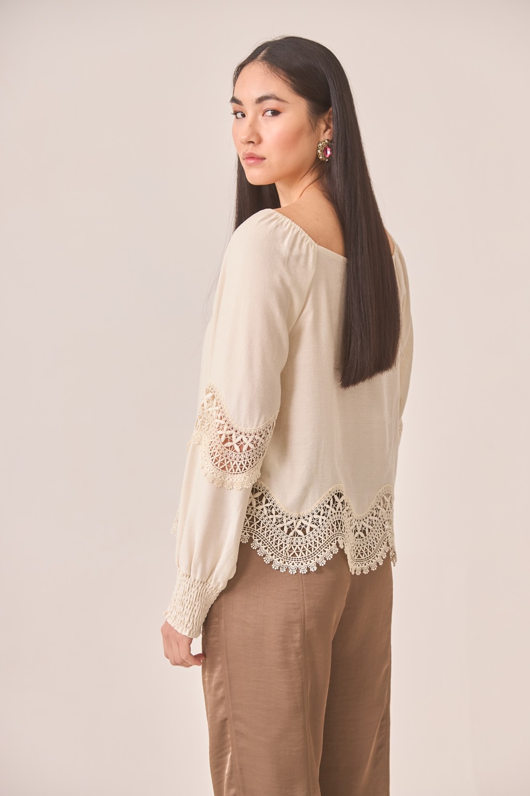 BLUSA DE VISCOSA MANGAS Y BAJOS GUIPUR 3