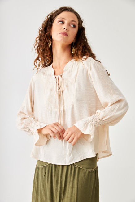 BLUSA MAO ANUDADO BORDADOS