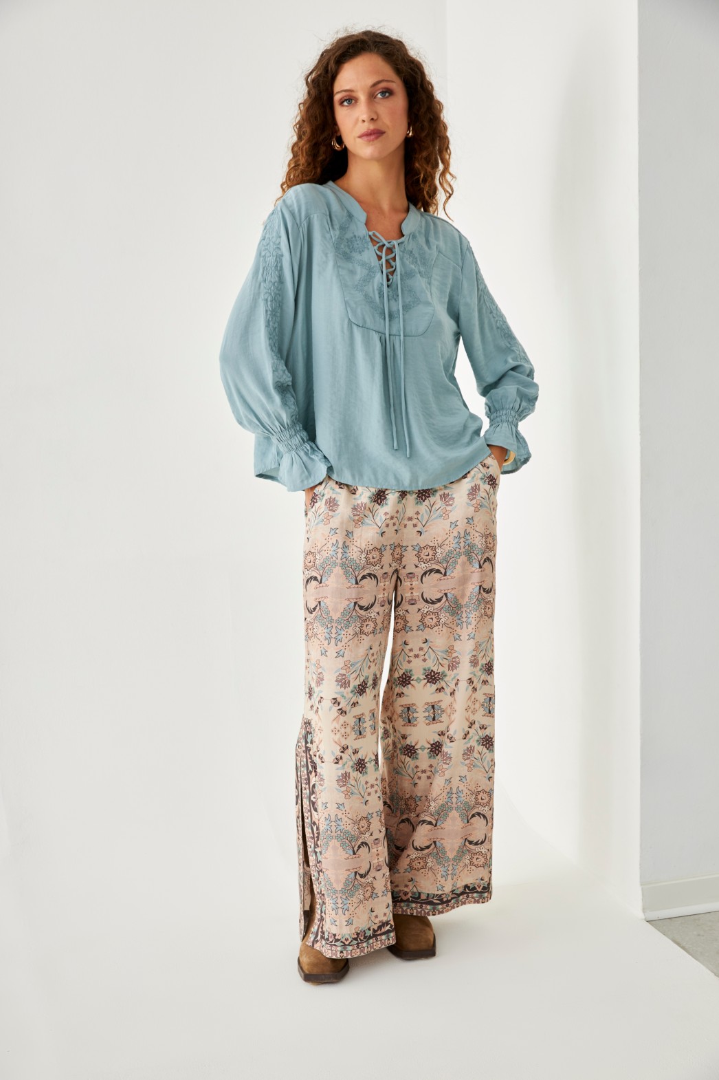 BLUSA VISCOSA CUELLO MAO CON BORDADO A TONO 2