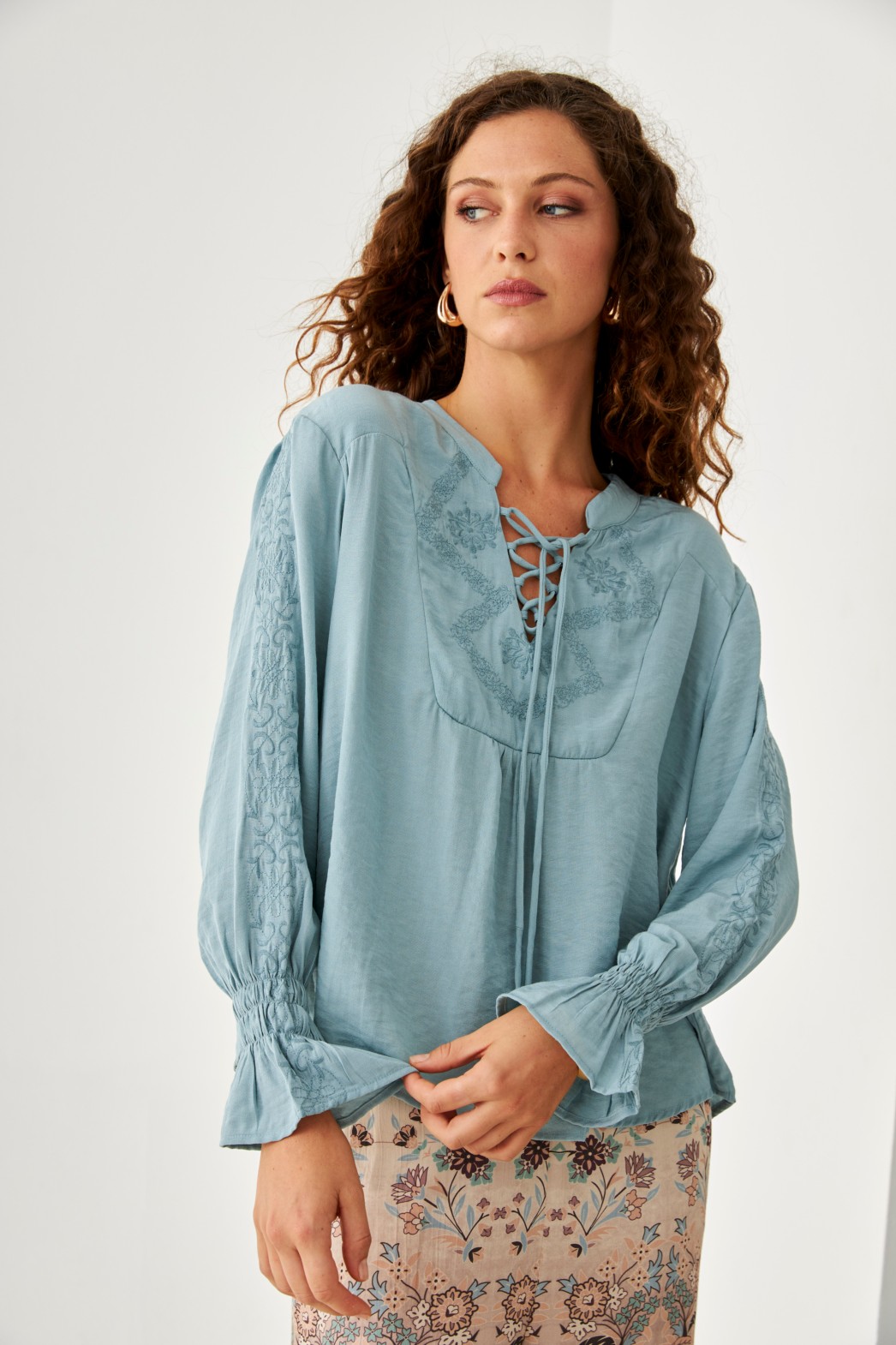 BLUSA VISCOSA CUELLO MAO CON BORDADO A TONO