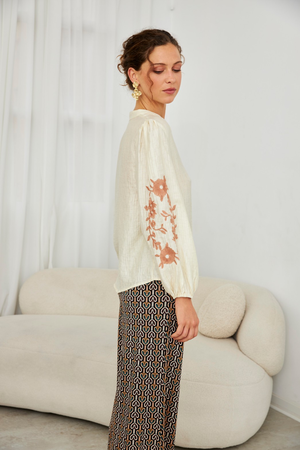 BLUSA EN VISCOSA CON BORDADO FLORAL EN MANGAS 2