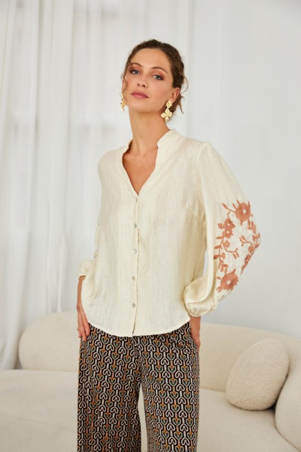 BLUSA EN VISCOSA CON BORDADO FLORAL EN MANGAS