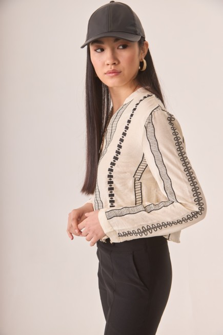 BLUSA DE VISCOSA CON CUELLO MAO Y BORDADO GEOMETRICO