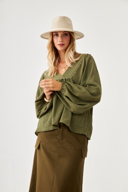 BLUSA VISCOSA PLISADA CON PASAMANERIA EN ESCOTE Y CINTURA