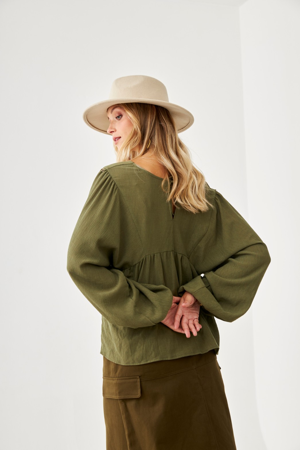 BLUSA VISCOSA PLISADA CON PASAMANERIA EN ESCOTE Y CINTURA 2