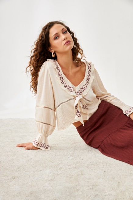 BLUSA VISCOSA VOLANTE BORDADO EN ESCOTE