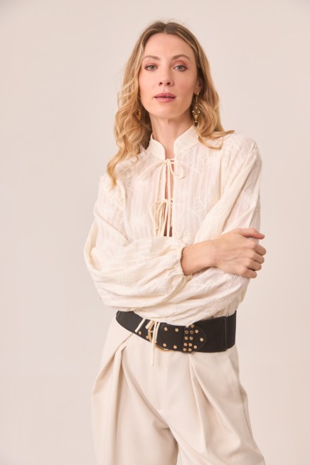 BLUSA LAZOS FILIGRANAS BORDADAS