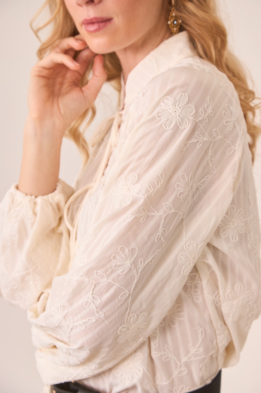 EMBROIDERED FILIGREE BOWS BLOUSE 2