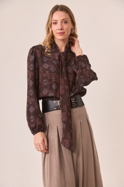 BLUSA DE VISCOSA ESTAMPADA CON LAZADA EN CUELLO