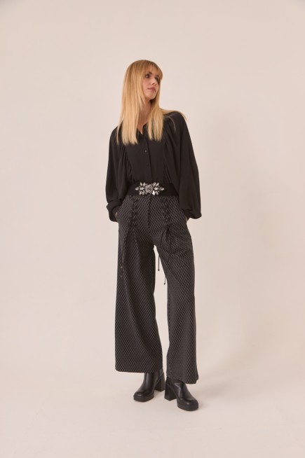 PANTALON PALAZZO CON DETALLE LACEUP Y TEJIDO JACQUARD DE PUNTO