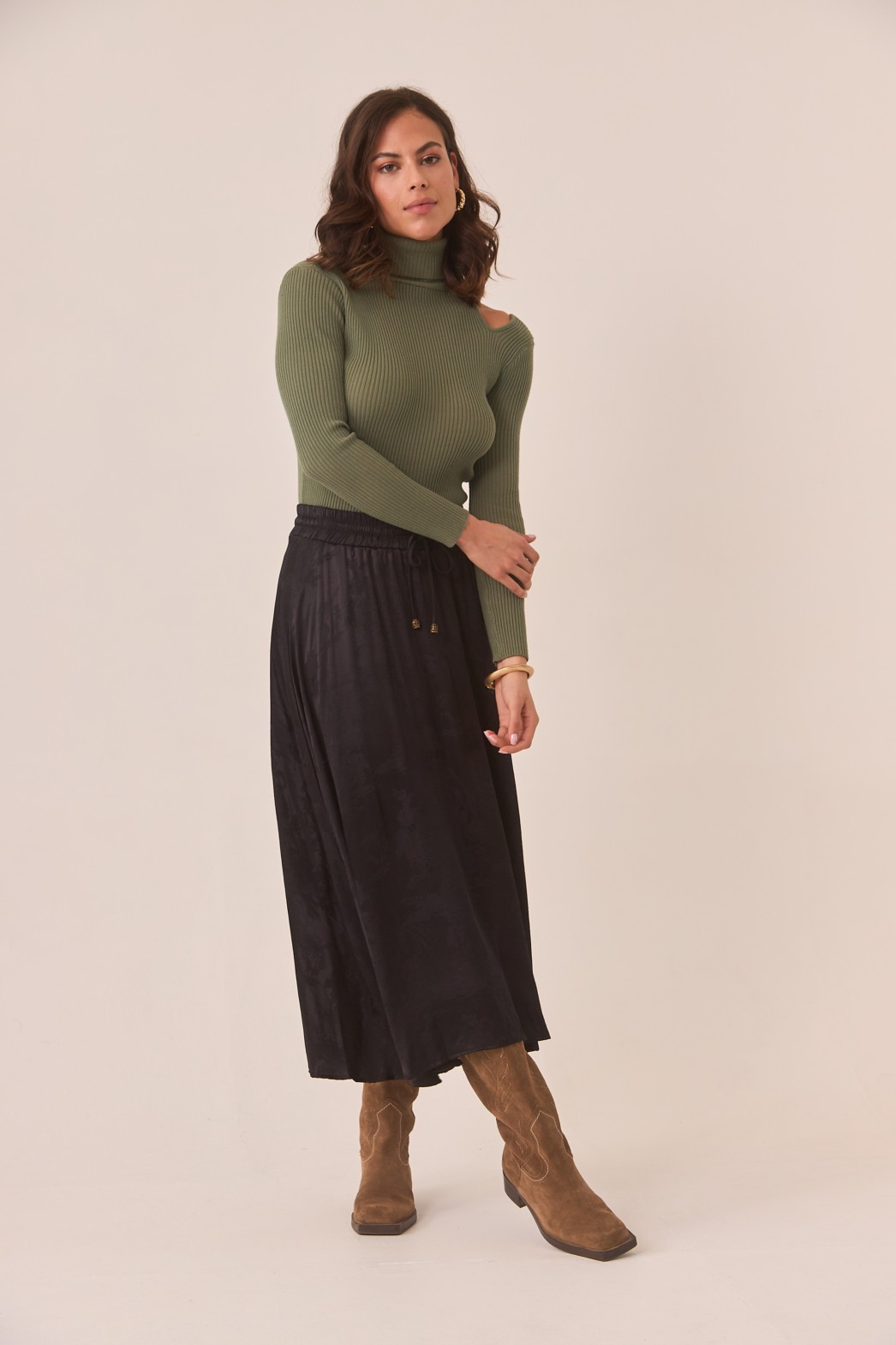 FALDA FLORES SATINADA NEGRO 1