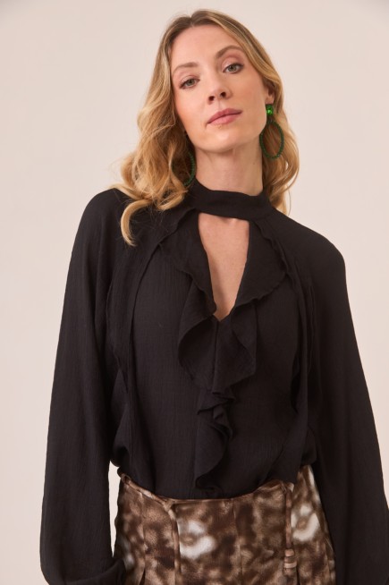 BLUSA DE VISCOSA CON CUT OUT EN ESCOTE Y VOLANTES