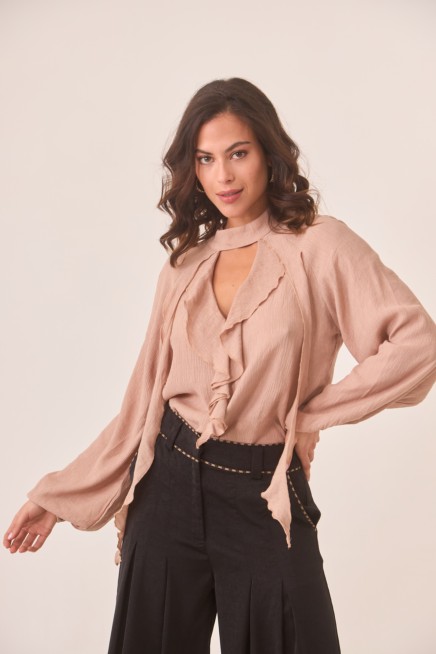 BLUSA DE VISCOSA CON CUT OUT EN ESCOTE Y VOLANTES