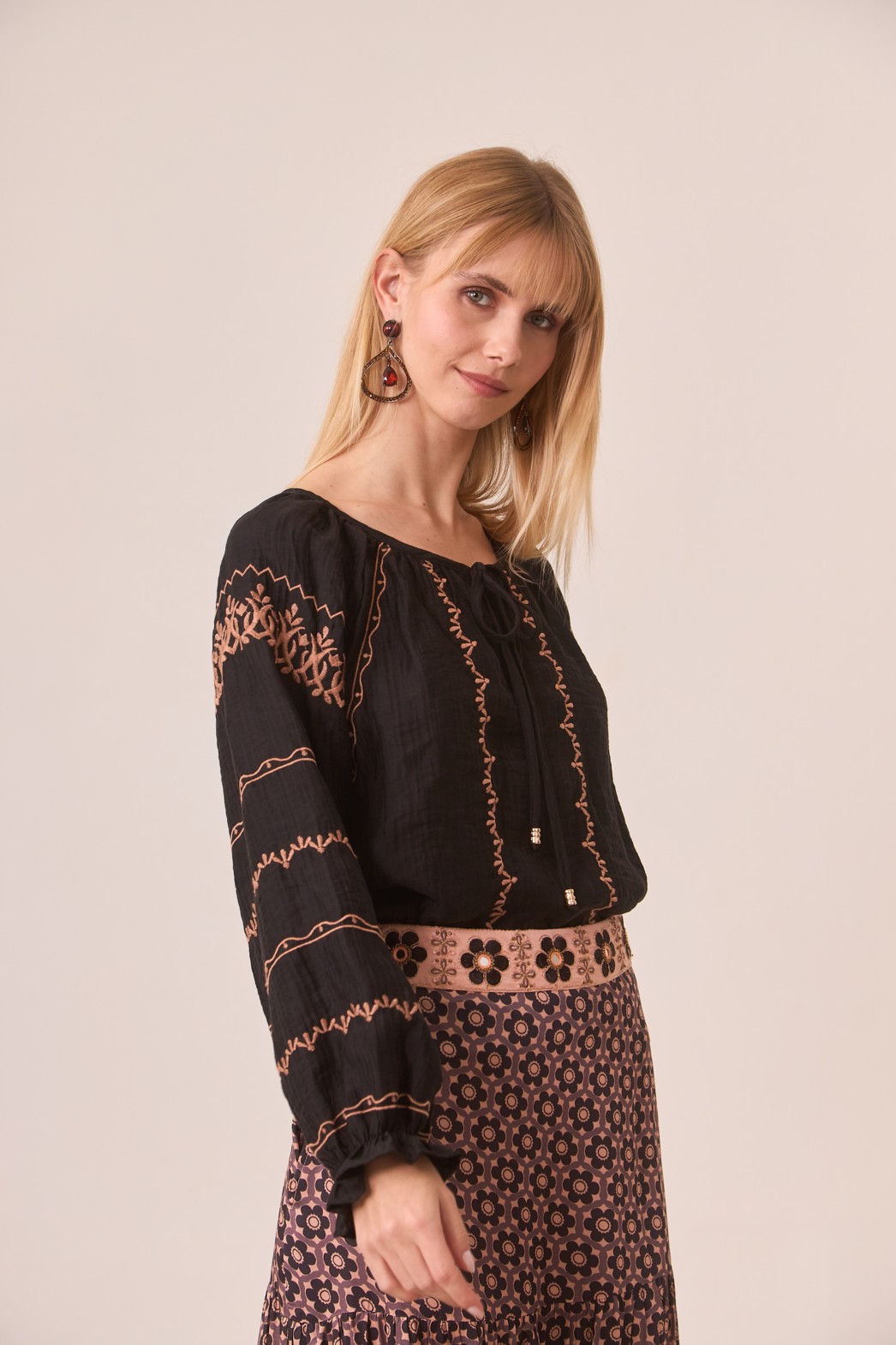 BLUSA VISCOSA CON BORDADO CONTRASTE 2