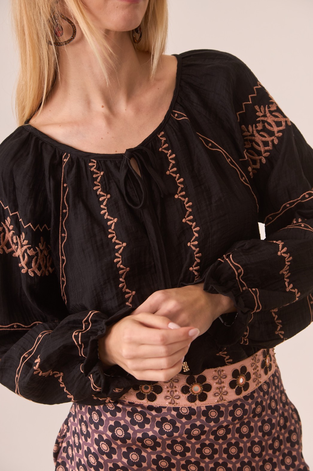 BLUSA VISCOSA CON BORDADO CONTRASTE