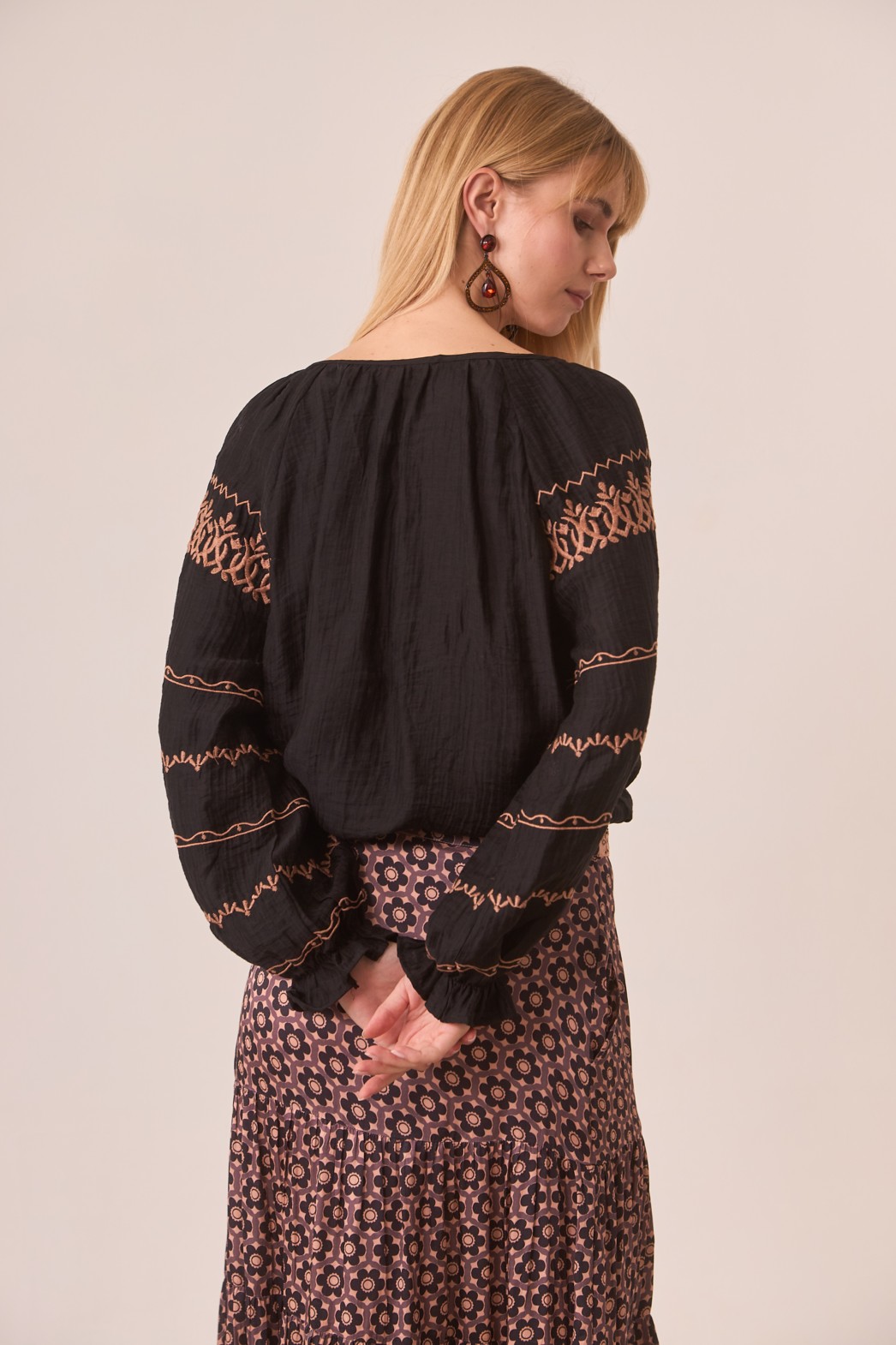 BLUSA VISCOSA CON BORDADO CONTRASTE 3