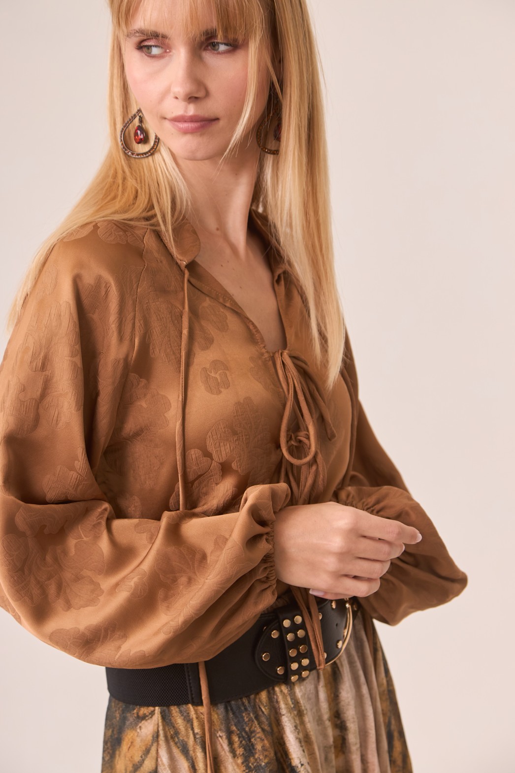BLUSA ESTILO ORIENTAL SATINADA TEJIDO LISO FLOR 1