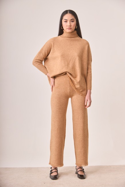 PANTALON DE PUNTO CON FLECOS EN BOTA