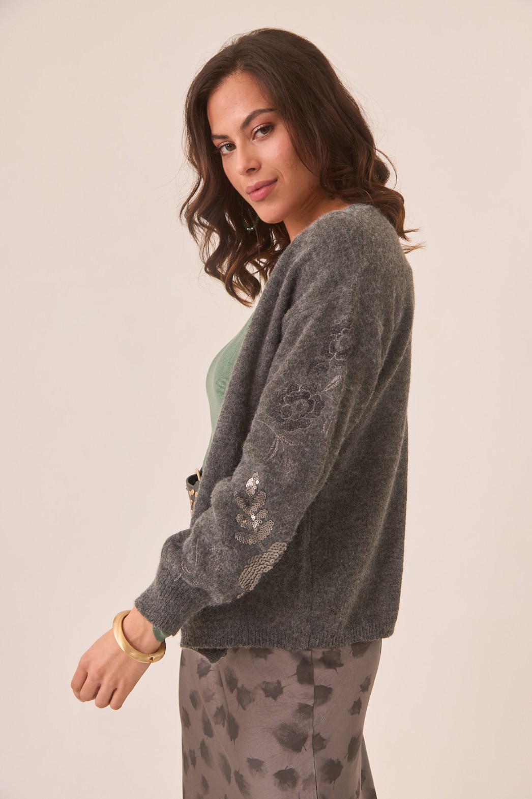 CARDIGAN CON FLORES FANTASIA EN MANGAS 3