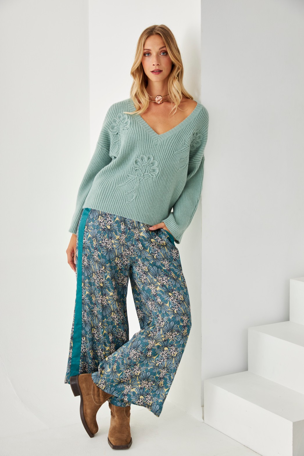 JERSEY PICO CON BORDADO FLORES AL TONO