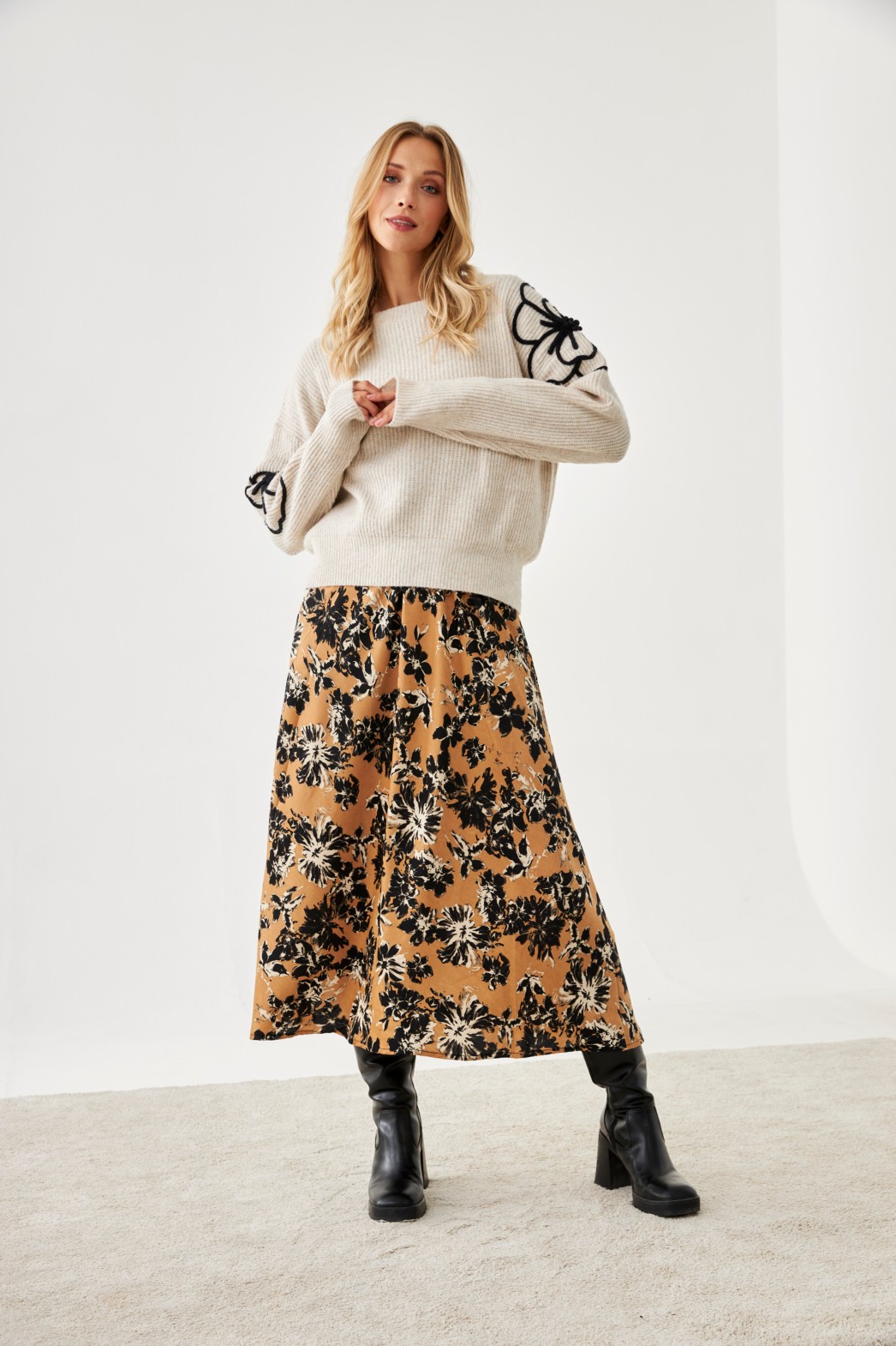 ROUND NECK SWEATER WITH CONTRAST FLOWER EMBROIDERY ON SLEEVES 1