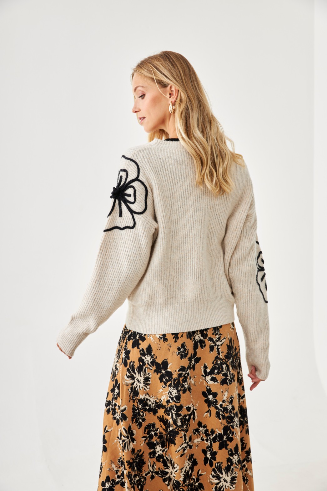 ROUND NECK SWEATER WITH CONTRAST FLOWER EMBROIDERY ON SLEEVES 3