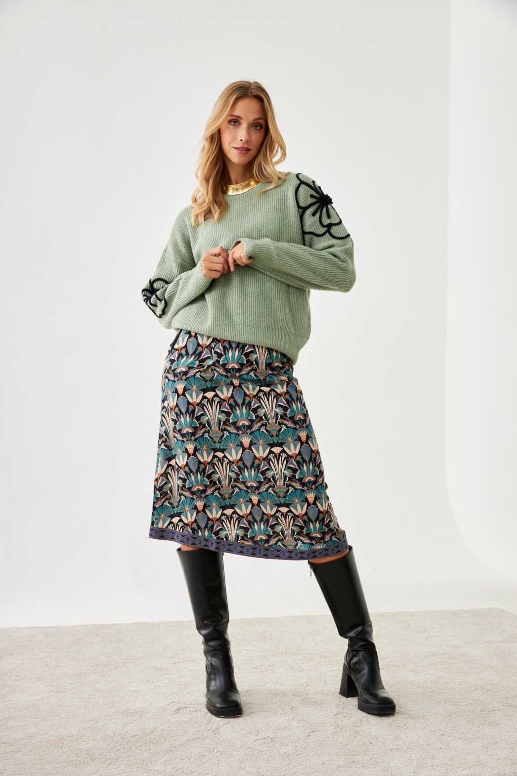 ROUND NECK SWEATER WITH CONTRAST FLOWER EMBROIDERY ON SLEEVES 1