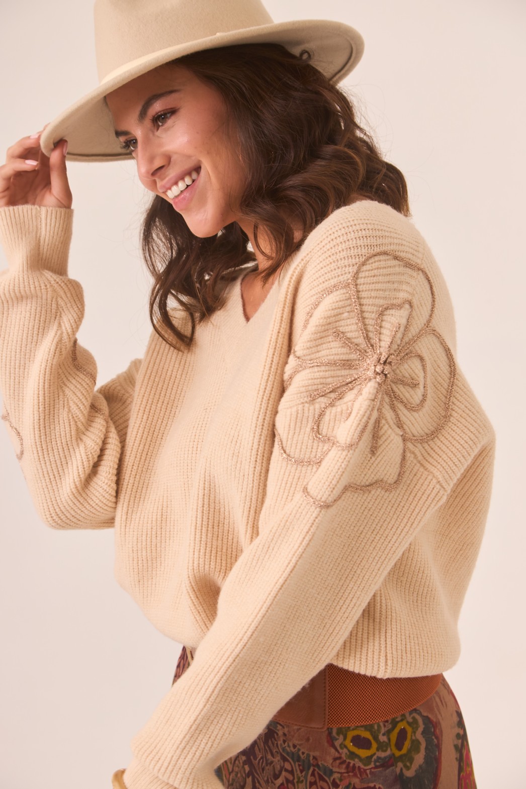 JERSEY CUELLO PICO CON FLORES LUREX EN MANGAS 1