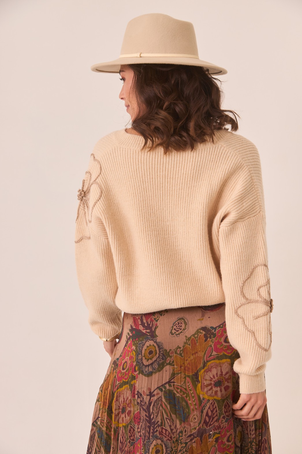 JERSEY CUELLO PICO CON FLORES LUREX EN MANGAS 4
