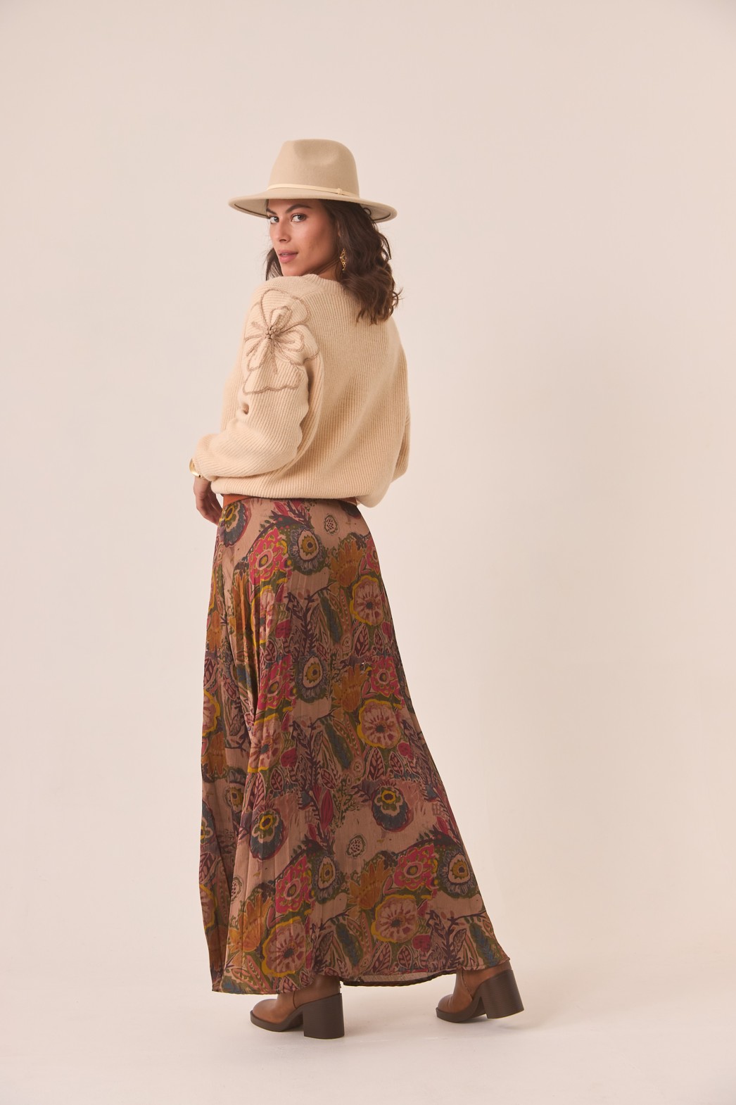 JERSEY CUELLO PICO CON FLORES LUREX EN MANGAS 3