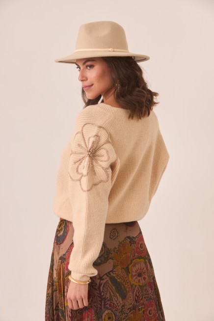 JERSEY CUELLO PICO CON FLORES LUREX EN MANGAS