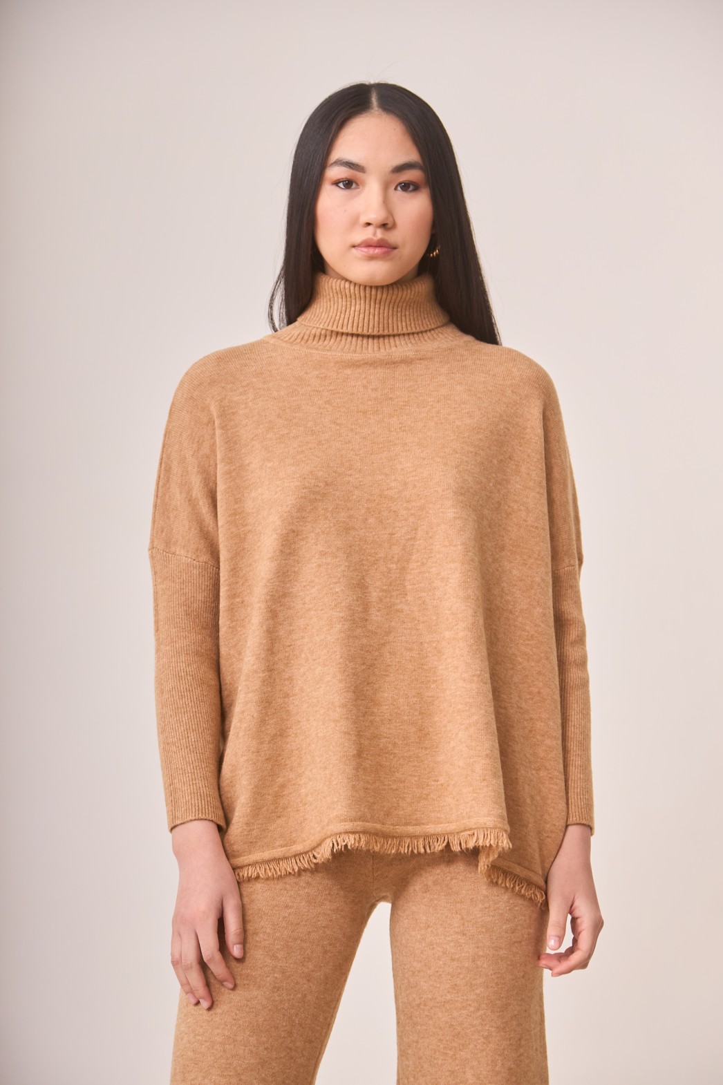 TURTLENECK JERSEY WITH FRINGE AT THE BOTTOM OF THE HEM