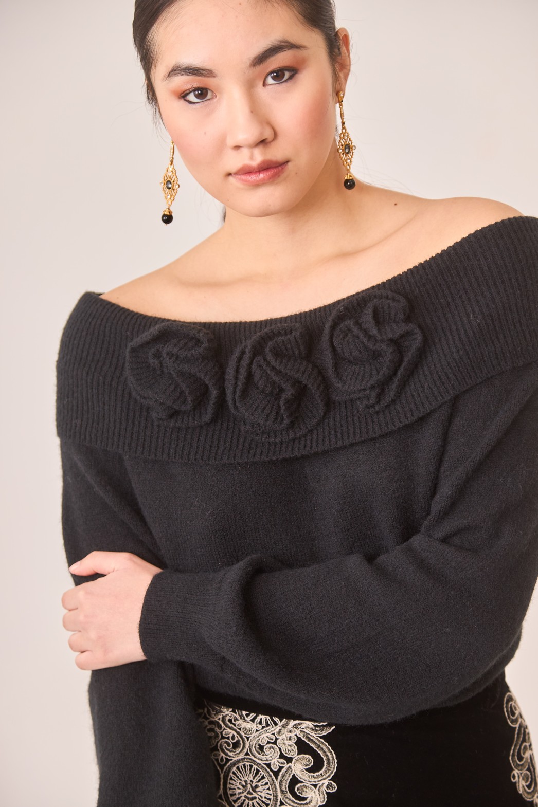 JERSEY CUELLO VUELTO APLIQUE FLORES