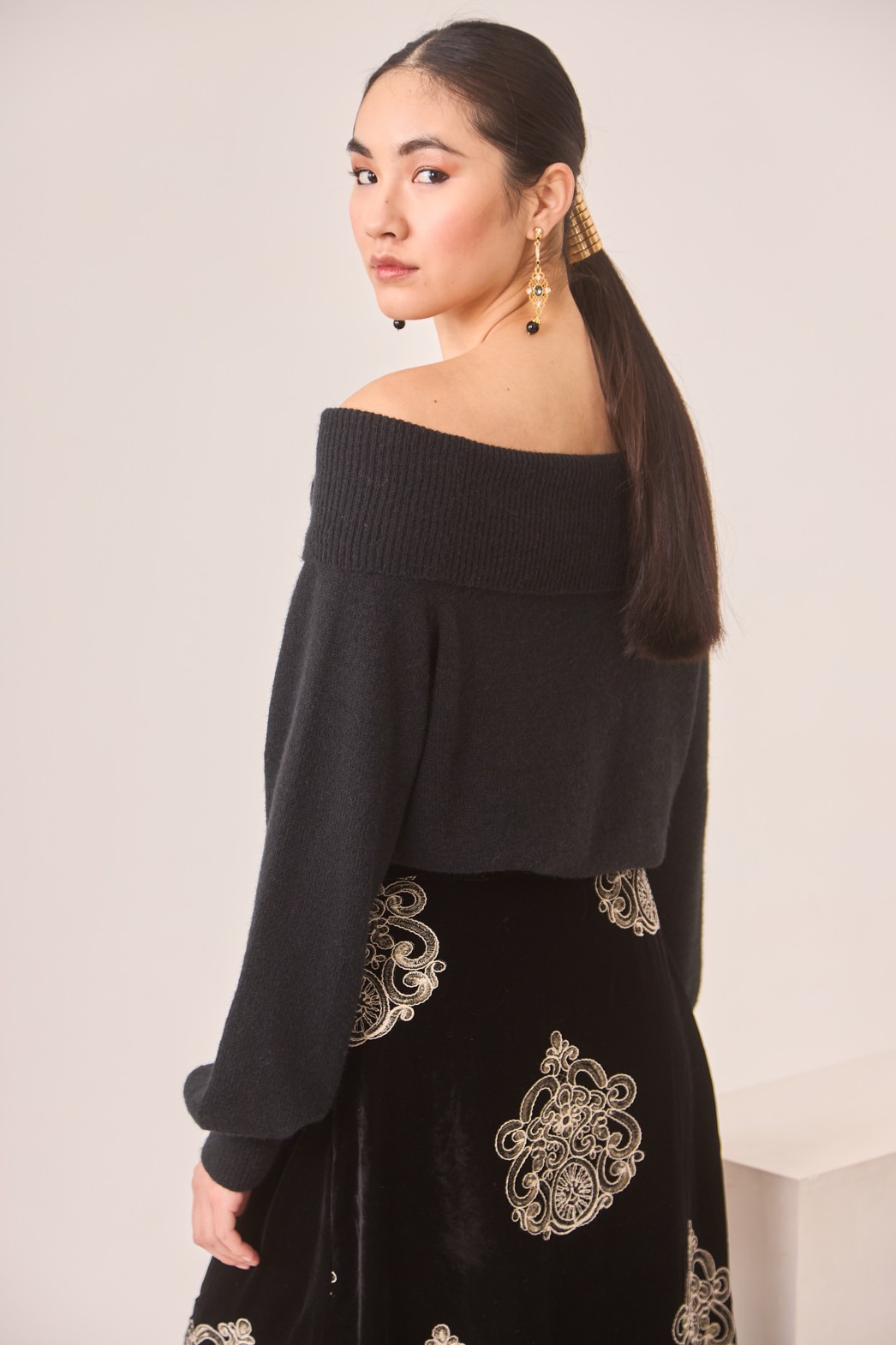 JERSEY CUELLO VUELTO APLIQUE FLORES 2