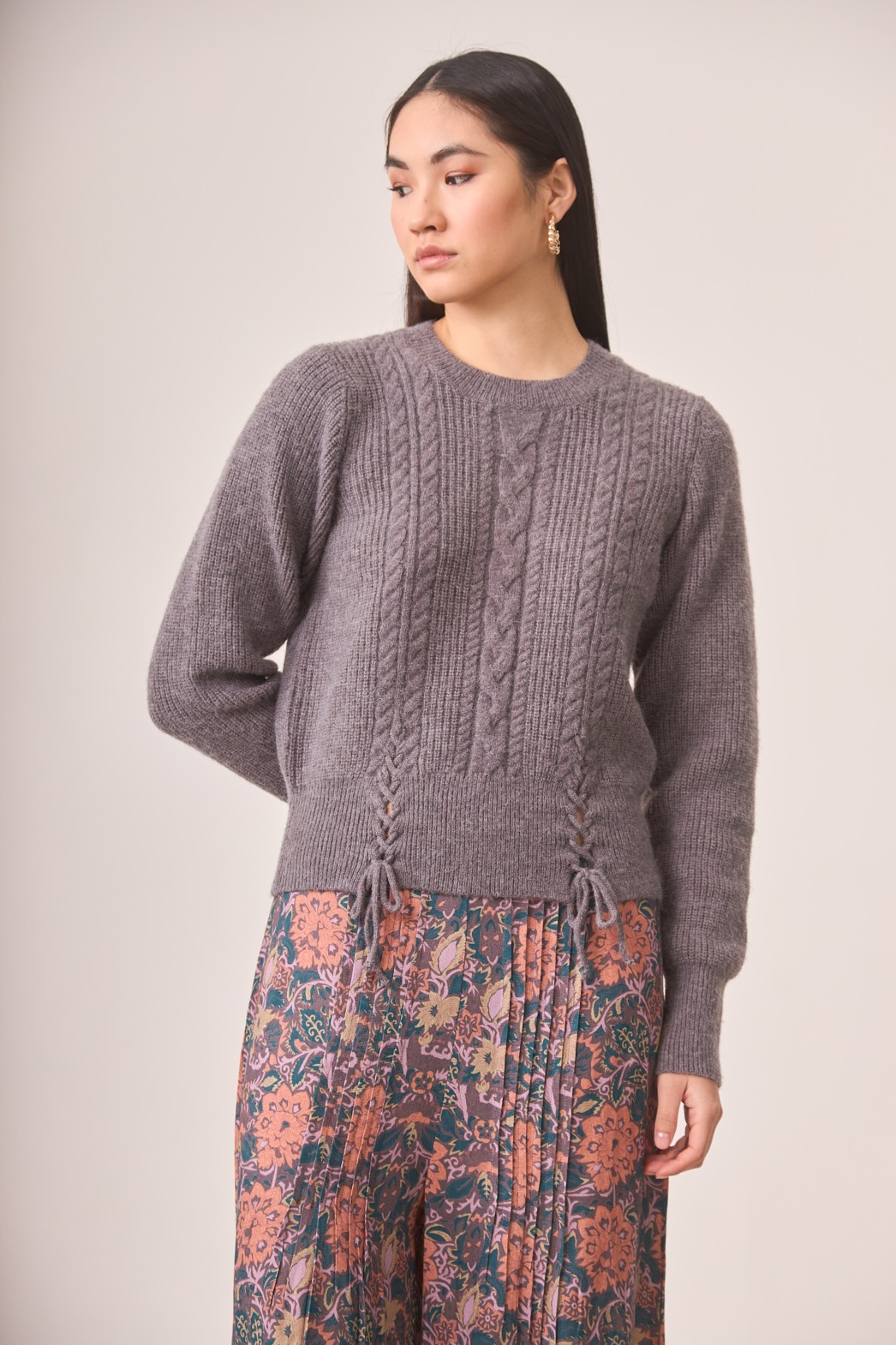 JERSEY CUELLO REDONDO CON DETALLE DE TRENZA LAZADA