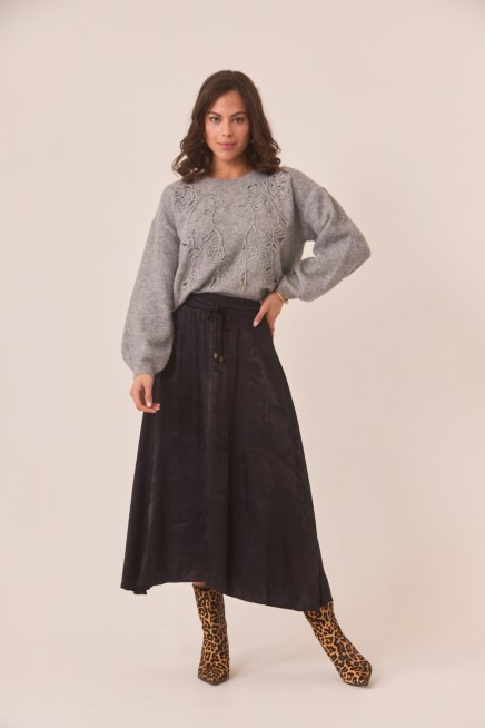 JERSEY CUELLO REDONDO CON BORDADO FLORAL AL TONO