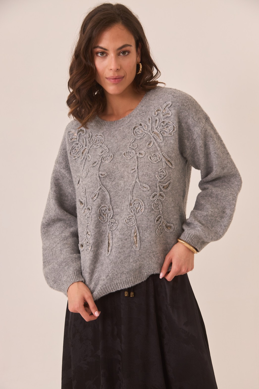 JERSEY CUELLO REDONDO CON BORDADO FLORAL AL TONO 1