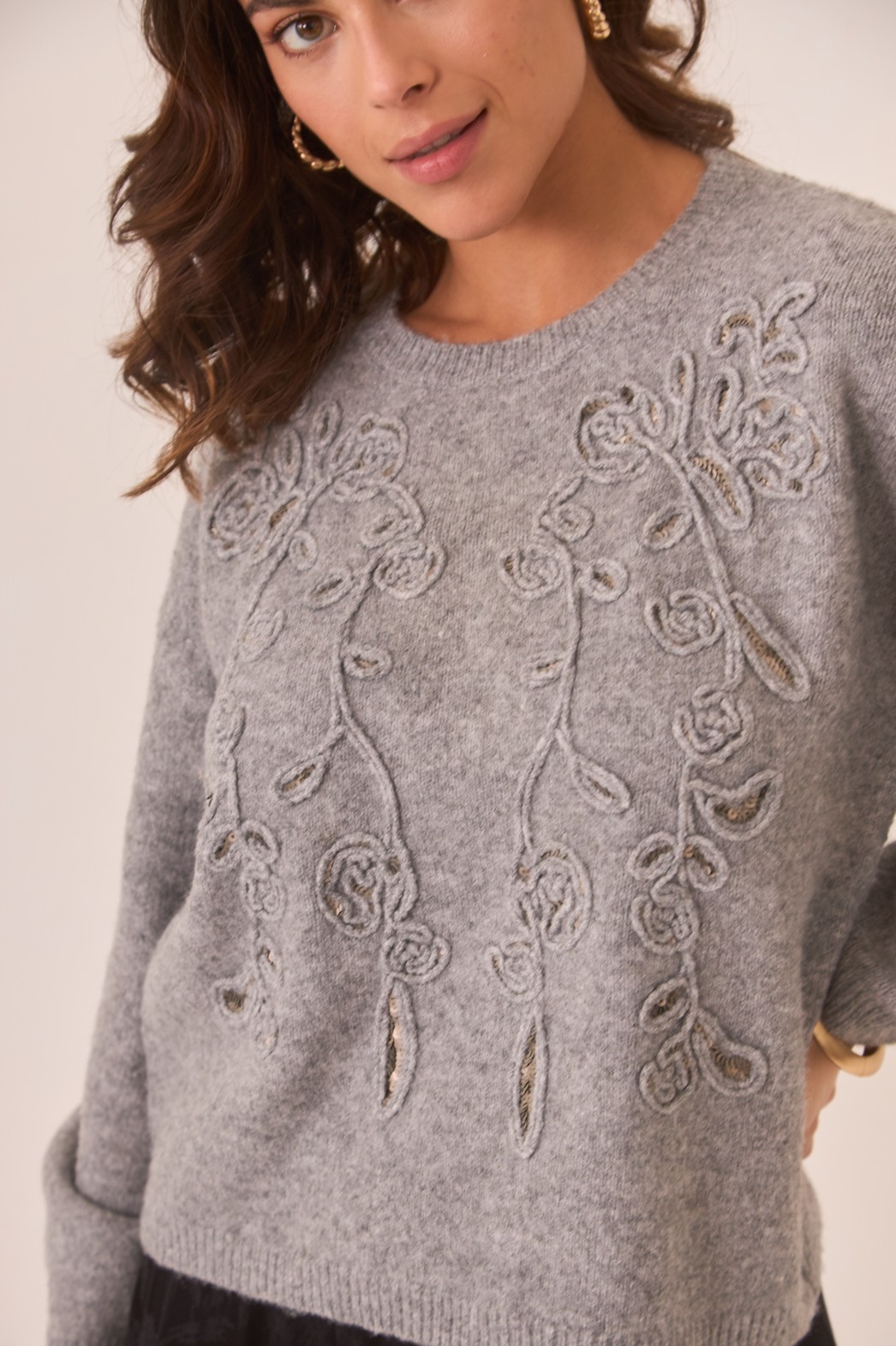 JERSEY CUELLO REDONDO CON BORDADO FLORAL AL TONO 2