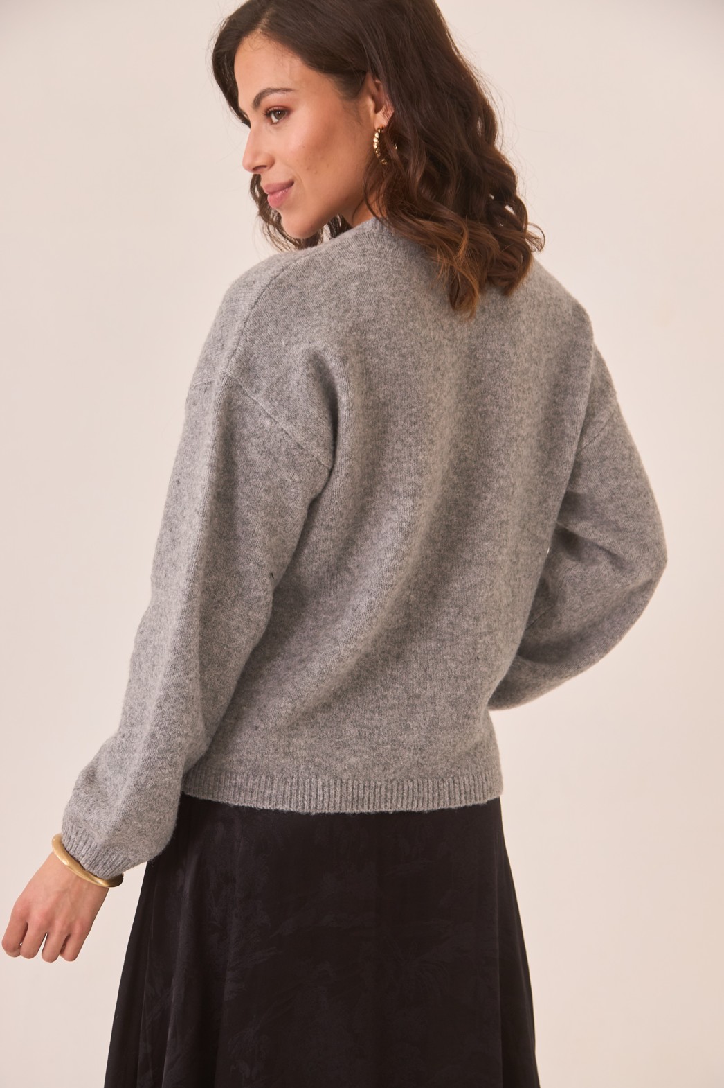 JERSEY CUELLO REDONDO CON BORDADO FLORAL AL TONO 3