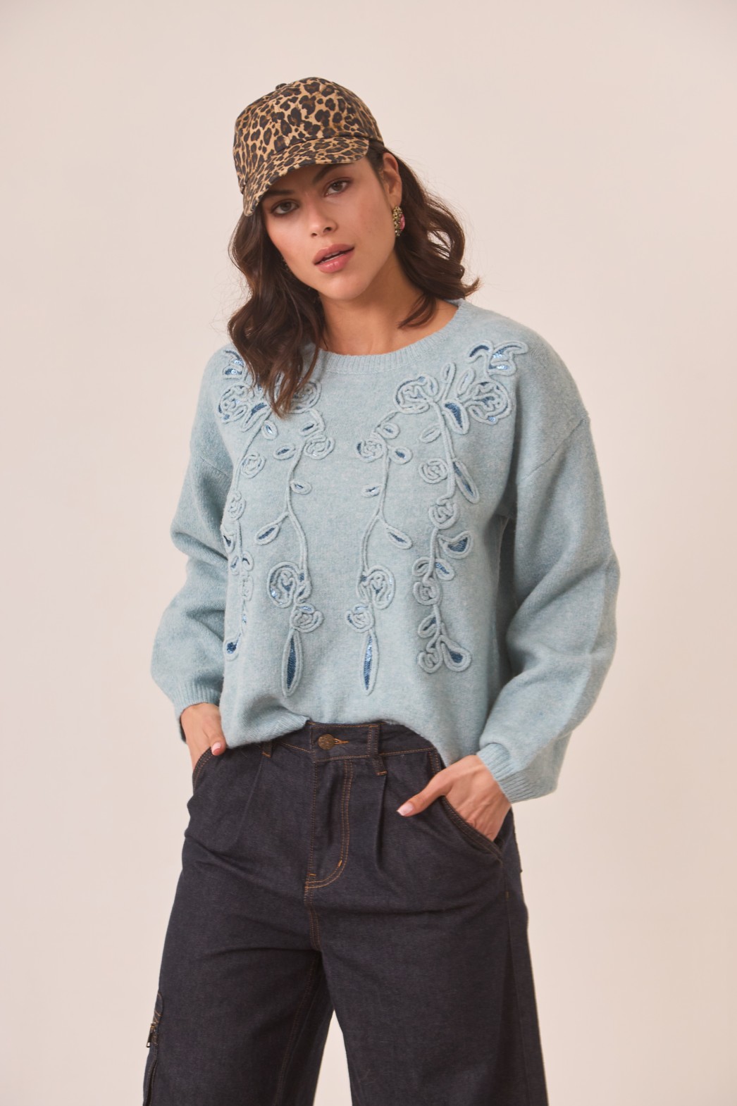 JERSEY CUELLO REDONDO CON BORDADO FLORAL AL TONO 1
