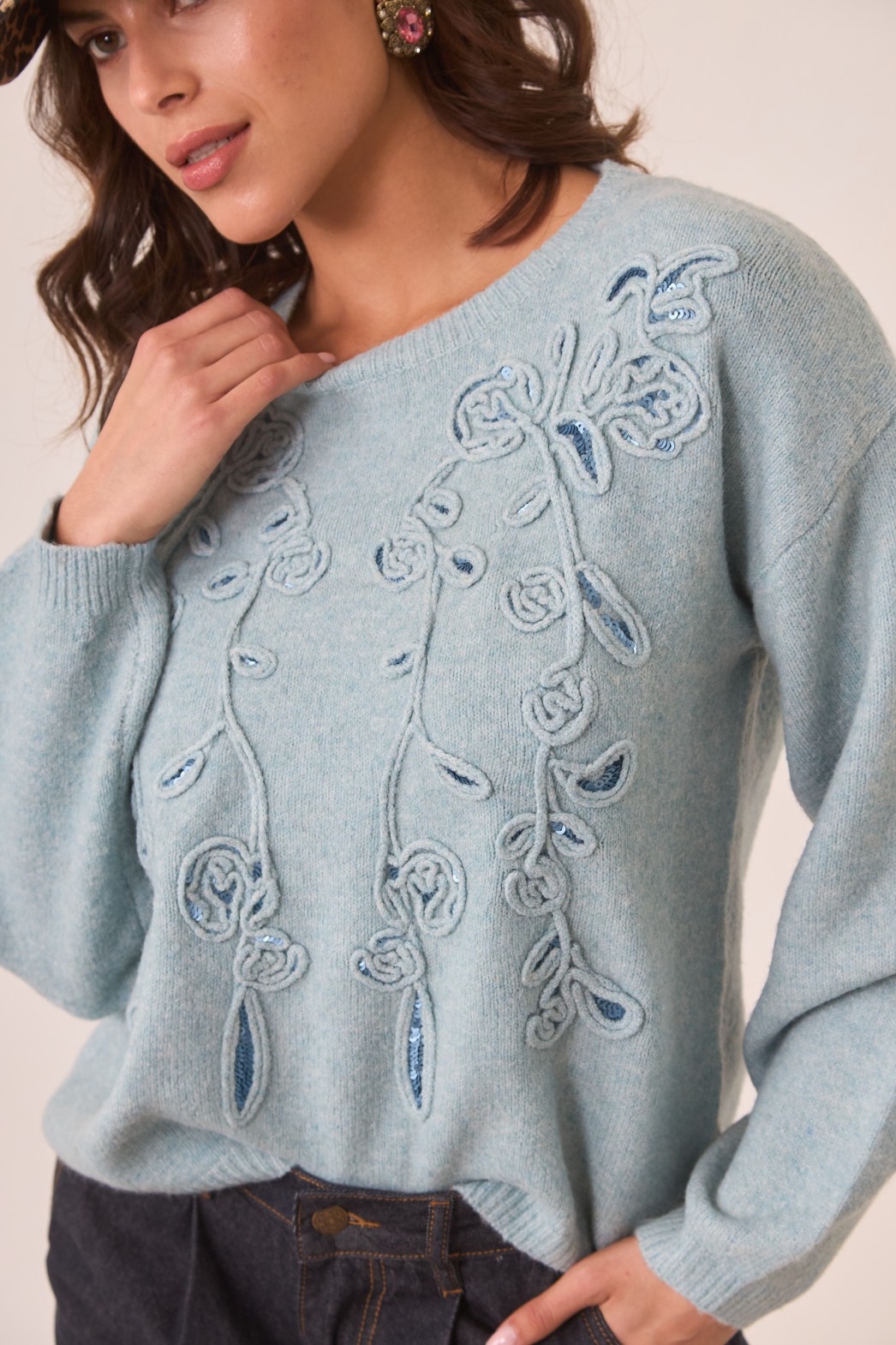 JERSEY CUELLO REDONDO CON BORDADO FLORAL AL TONO 2