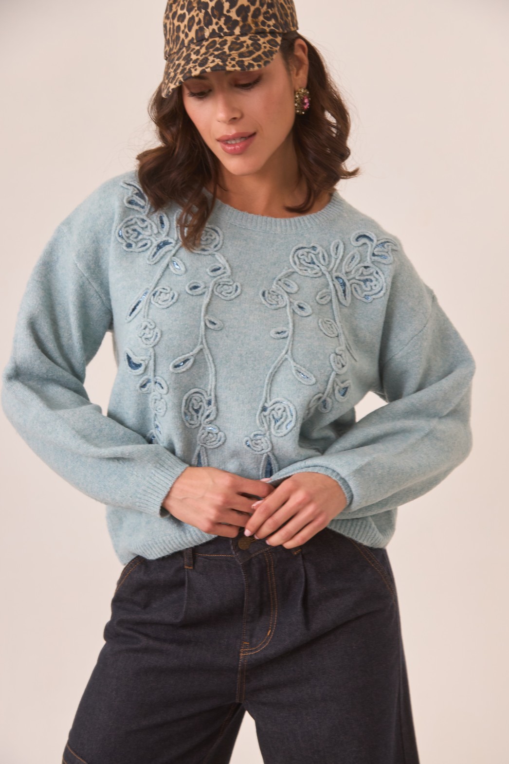 JERSEY CUELLO REDONDO CON BORDADO FLORAL AL TONO
