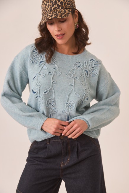 JERSEY CUELLO REDONDO CON BORDADO FLORAL AL TONO