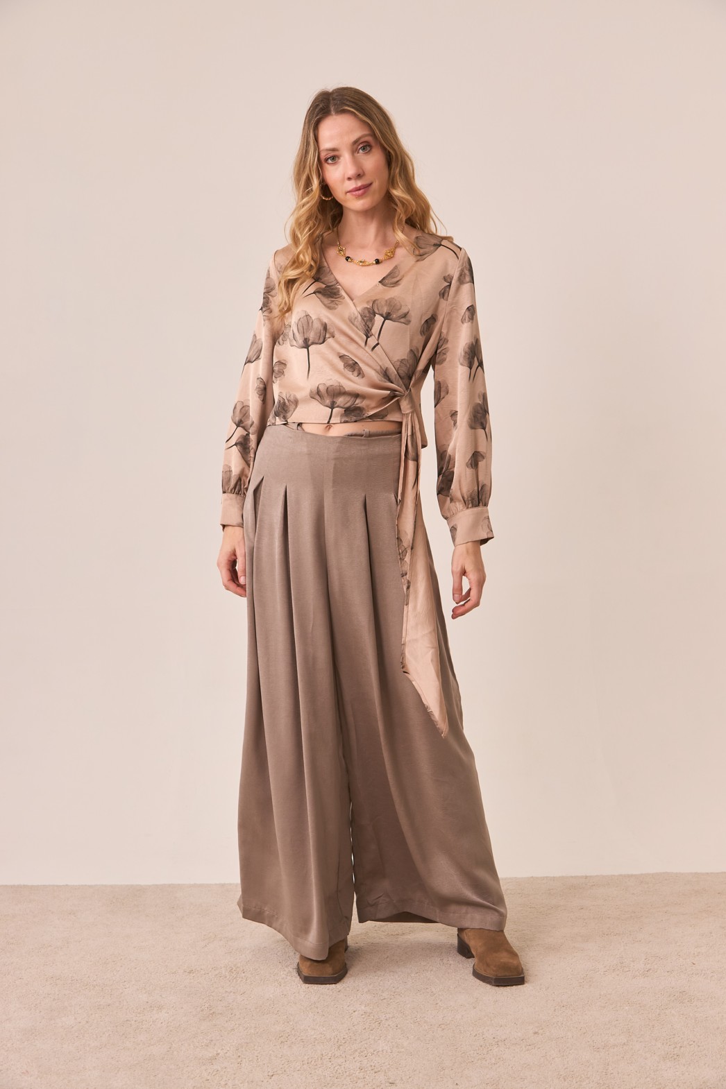 BLUSA CRUZADA ESTAMPADA Y LAZO 2