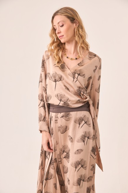 BLUSA CRUZADA ESTAMPADA Y LAZO